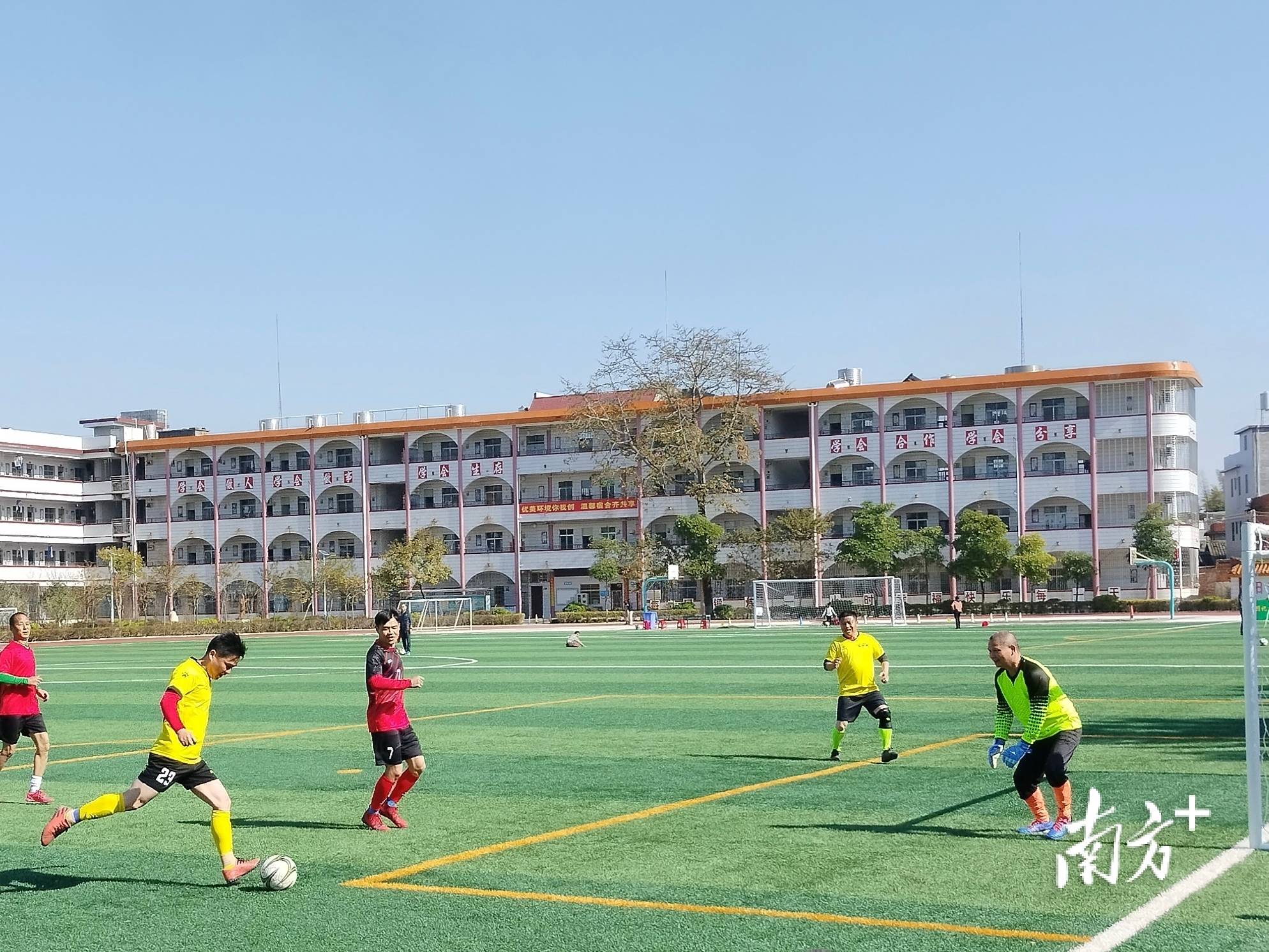 包含特色乡村足球园地，乡土运动新风潮的词条